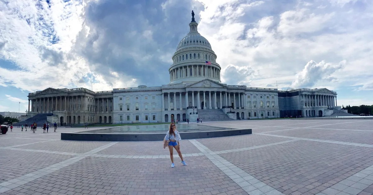 Dee standing in front of the US Capitol